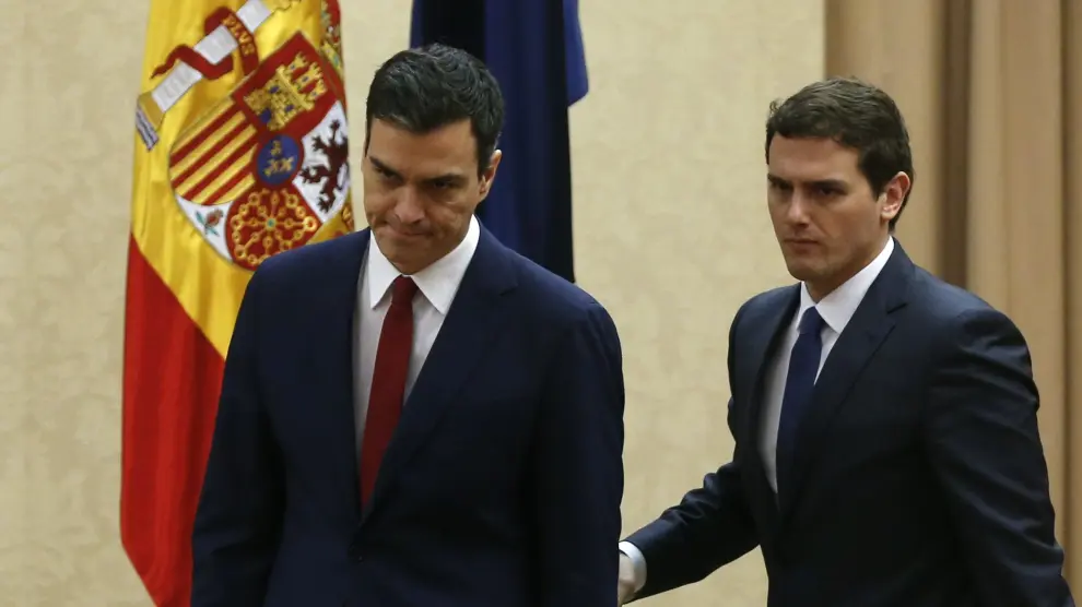 El candidato socialista a la Presidencia,Pedro Sánchez, junto al presidente de Ciudadanos, Albert Rivera, ayer en el Congreso.