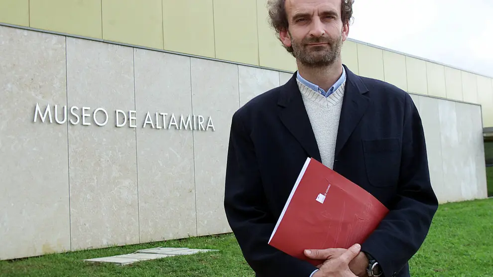 José Antonio Lasheras, frente a la institución que dirigía