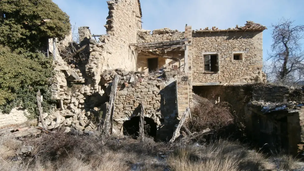 Las edificaciones del pueblo de Arués, abandonado desde los años 50, están en ruinas.