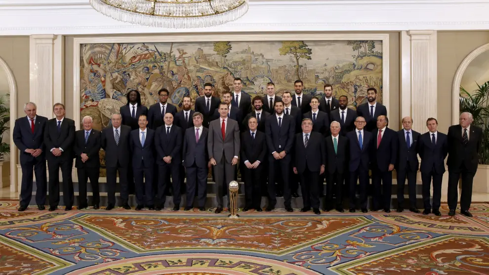El Rey ha saludado a los jugadores, el cuerpo técnico y varios directivos del Real Madrid.