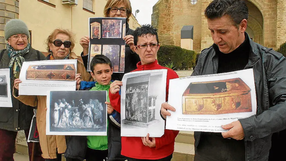 El alcalde de Sijena y unos vecinos muestran fotos de las otras 44 piezas que deben volver.