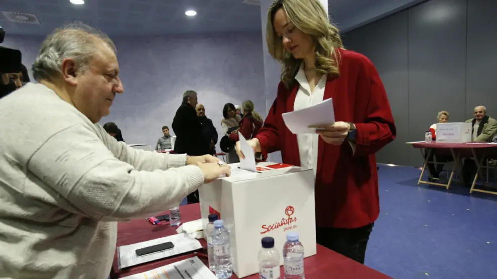 Pilar Alegría vota en la consulta a la militancia del PSOE sobre los pactos de investidura.