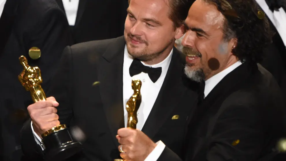 DiCaprio e Iñarritu posan con sus respectivos premios a mejor actor y mejor director