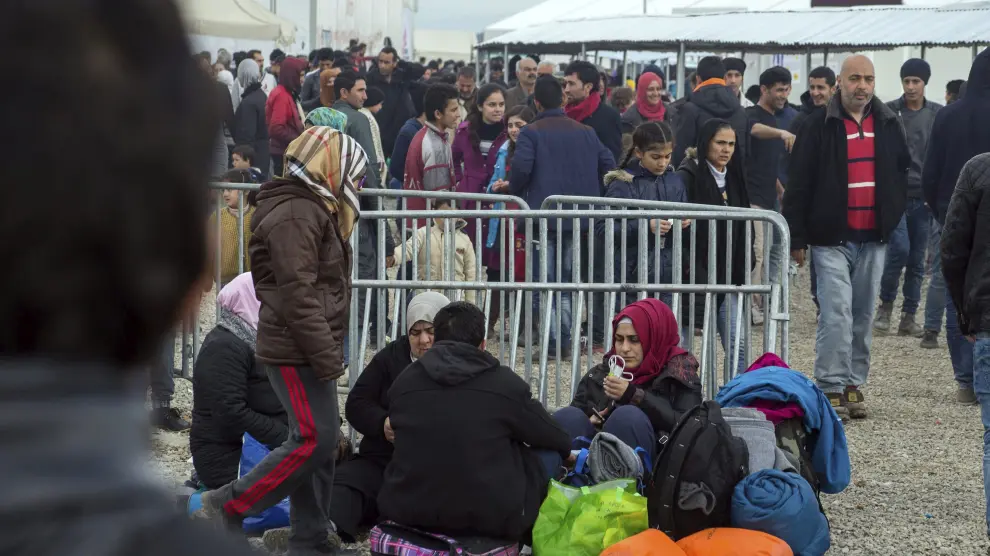 Los refugiados esperan en el campamento temporal de Idomeni, en la frontera entre Grecia y Macedonia.