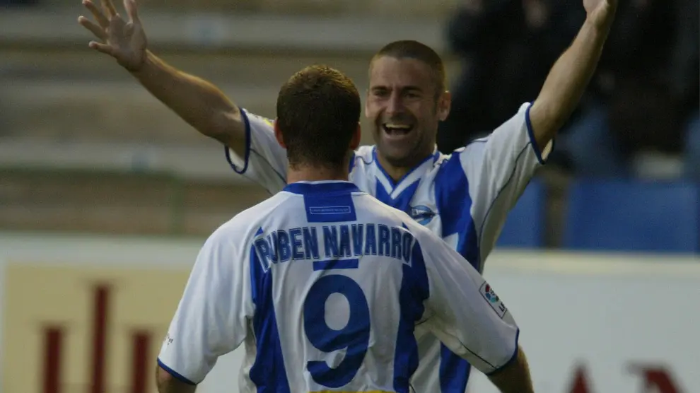 Lluís Carreras celebra un gol con Rubén Navarro en su época de jugador del Deportivo Alavés.