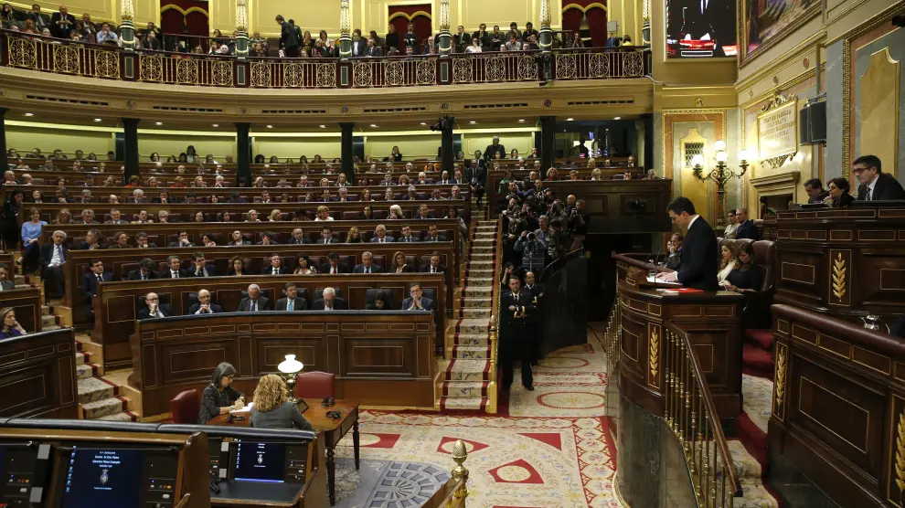 Hay que agudizar la vista para reconocer en la foto a alguno de los parlamentarios aragoneses.