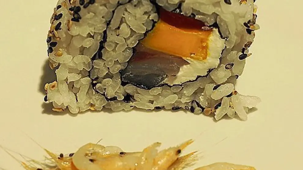 Nigiri sushi, de Bokoto, y camarones.