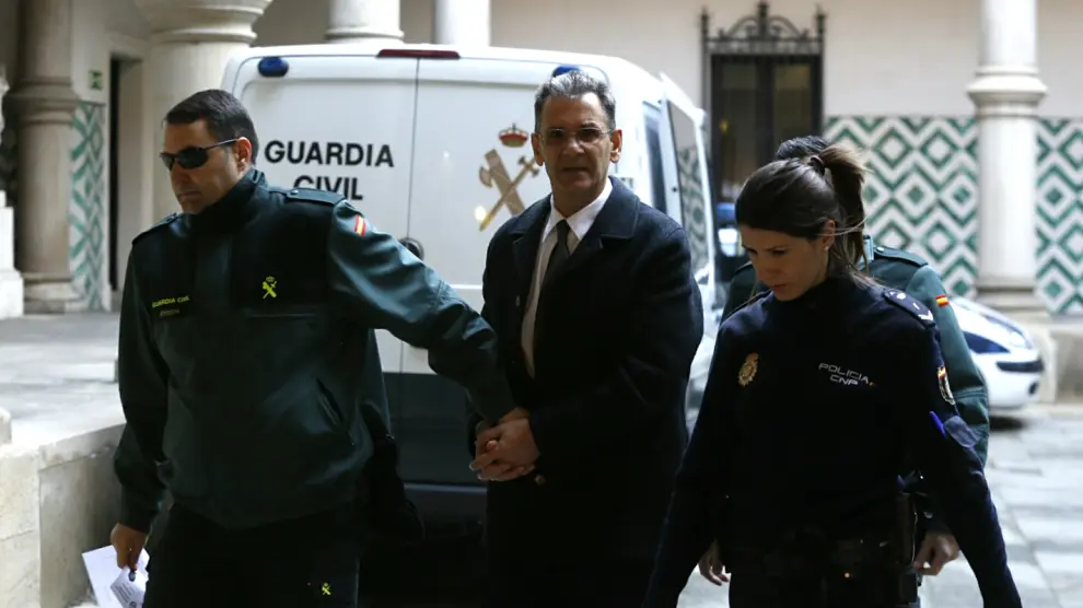 Antonio Losilla, a su llegada esta mañana al Tribunal Superior de Justicia de Aragón.