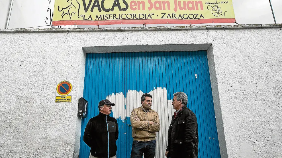 Juanjo Fernández, Alberto Gracia y Gregorio Cabanes, miembros de la peña 'Vacas en San Juan'.