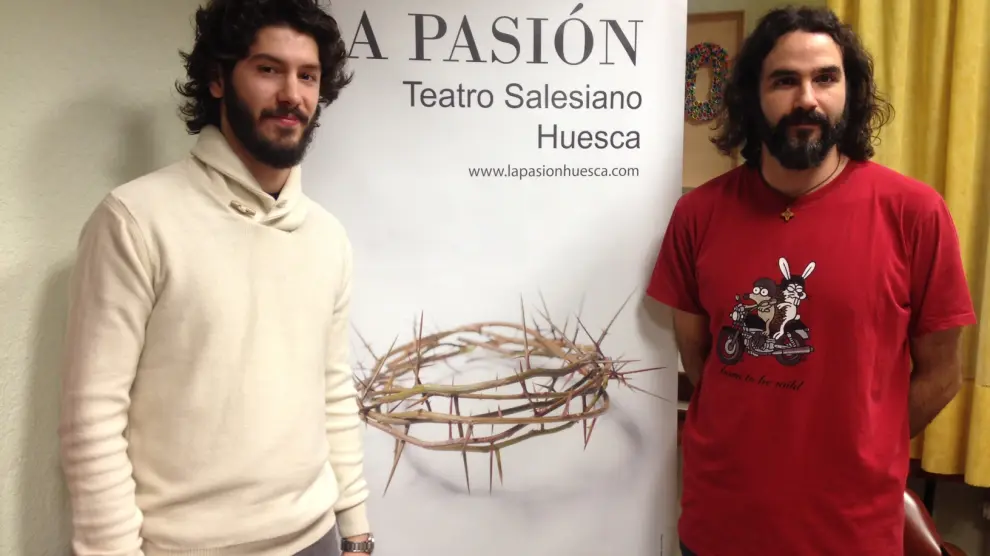 Jorge Cored y Javier Machuca, actores que hacen el papel de Jesús en la obra La Pasión de Huesca.