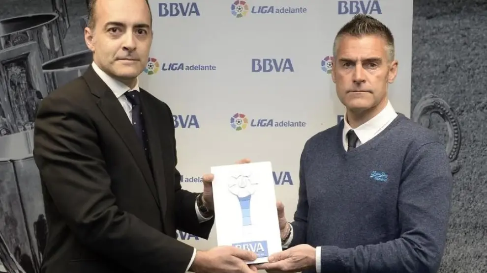 Lluís Carreras recibe el trofeo al mejor entrenador de febrero