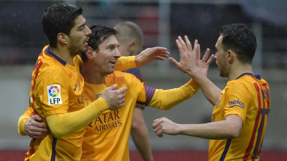 Luis Suarez, Messi y Munir celebran uno de los goles ante el Eibar.