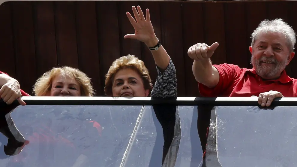 La presidenta Dilma Rousseff apoya a Luiz Inácio Lula da Silva durante un mitin en Brasil