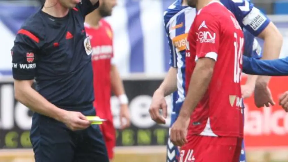 Culio recibe la tarjeta roja de Pérez Pallas en el minuto 44 del partido ante el Alavés.