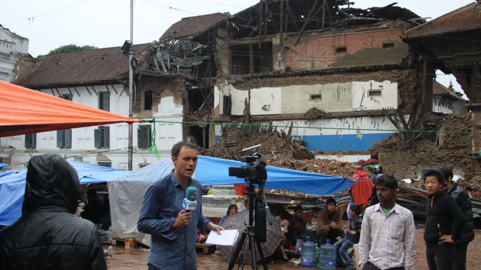 Mikel Ayestaran, cubriendo una información en Nepal