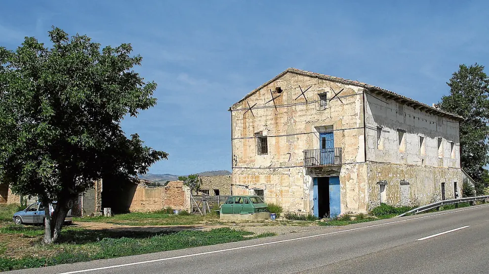 La venta de Santiago, en Santa Eulalia, se mantiene en pie junto a la carretera N-234 (Sagunto-Burgos).