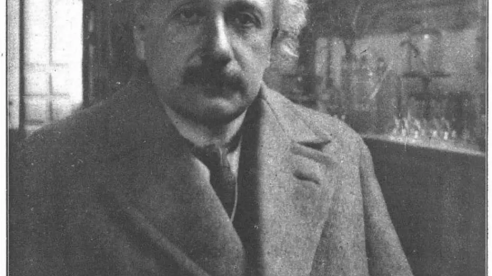 Einstein posa en el laboratorio del doctor Rocasolano en la Universidad de Zaragoza.