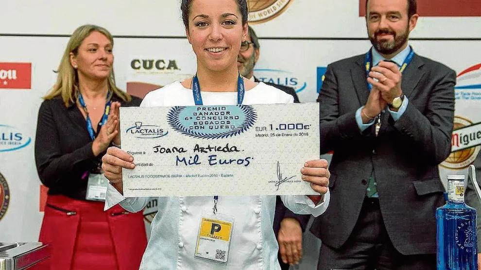 Joana Artieda, con el primer premio que obtuvo en el concurso de bocados con queso en Madrid Fusión.