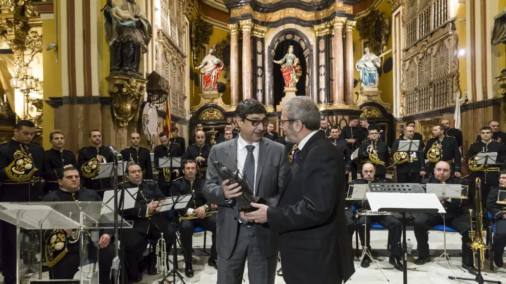 José Luis Pinto recoge el galardón Tercerol de manos de Ricardo Navarro.