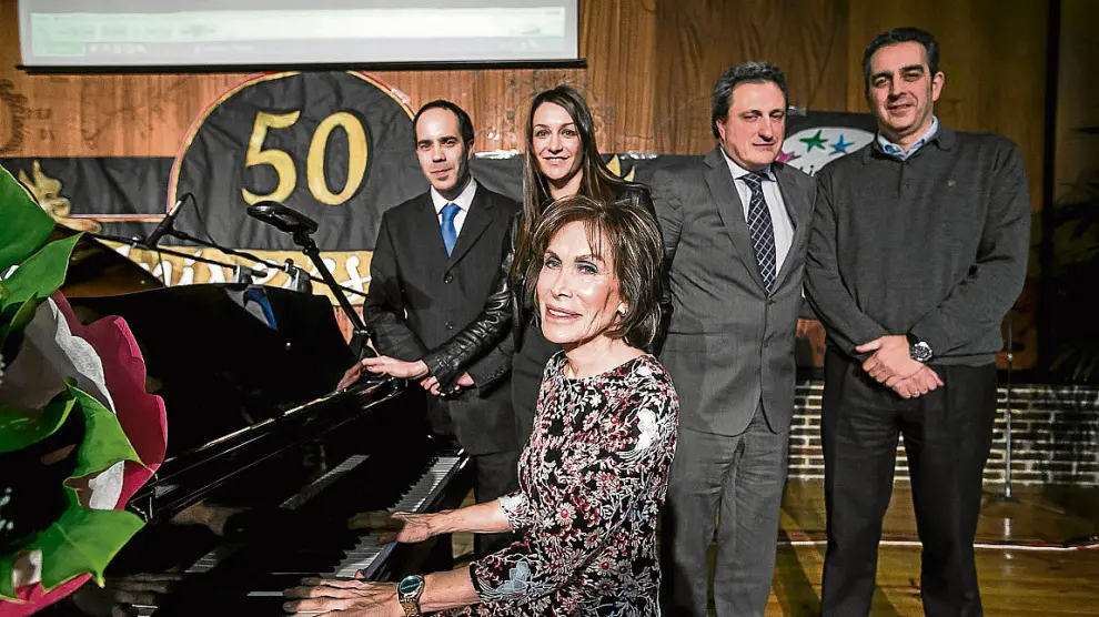 Mª Carmen Galve, ante el piano, y sus hijos Manuel, Marina, Ricardo y Ramón Zapater.