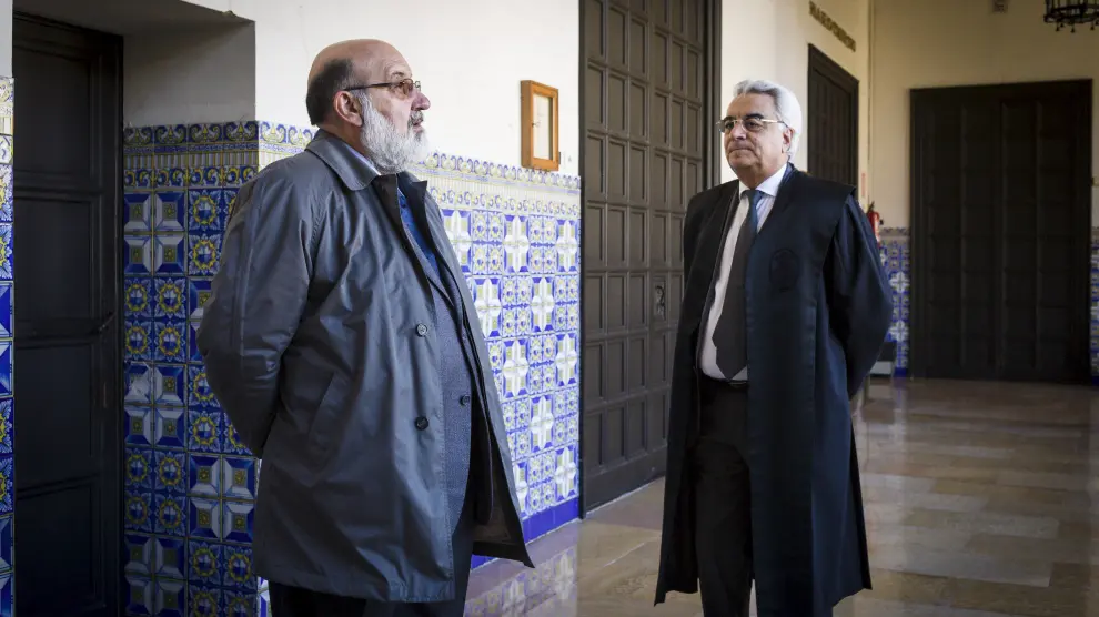 Alfredo Romero, exdirector de Cultura de la DPZ, ayer, con su abogado Enrique Trebolle.