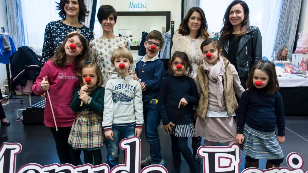 Natalia Belmonte, Silvia Puyal, Mónica Muñoz y Ana San Gil junto a algunos niños con la nariz de payaso de la Fundación Theodora.