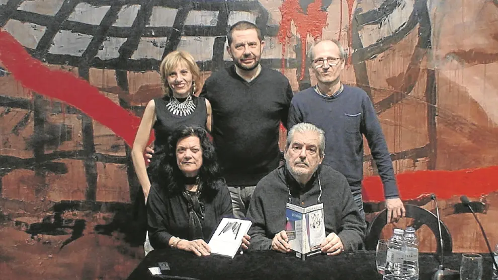 Carmen Aliaga, Fran Picón, Óscar Esquerda y, sentados, Elena Peralta y Leopoldo Irriguible, en el 'hall' del Teatro Principal de Zaragoza.