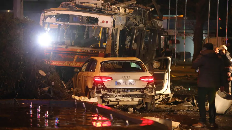 Un coche y un autobús, afectados por la explosión.