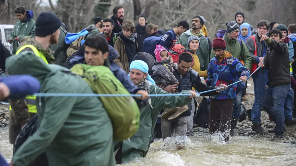 Los refugiados cruzan de Grecia a Macedonia