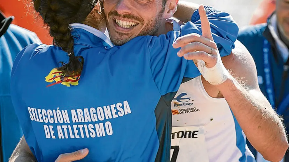 Toni Abadía se abraza con Cristina Espejo, el pasado domingo tras cruzar la meta en Calatayud.