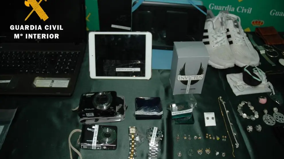 La Policía siguió el rastro de los cacos, que habían robado joyas y otros objetos