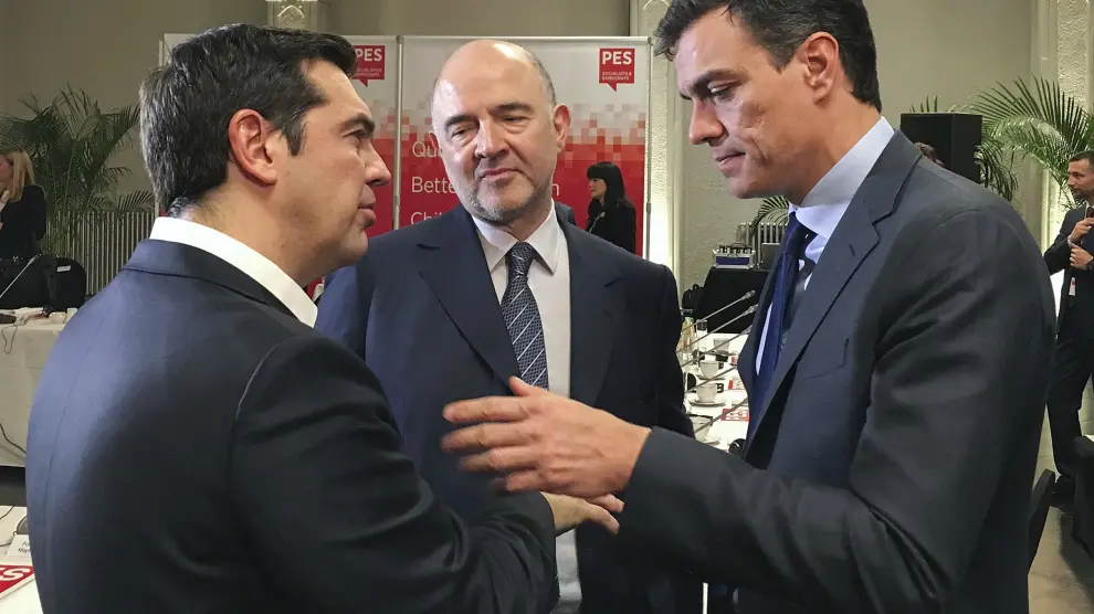 Pedro Sánchez durante su conversación con Alexis Tsipras.