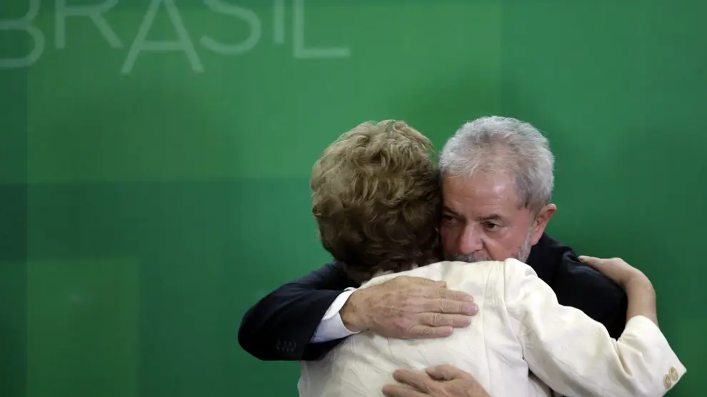 Foto de archivo de un abrazo entre Lula y Rousseff.