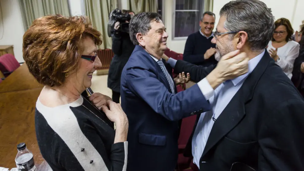 Manuel López felicita a Mayoral tras conocerse los resulados.