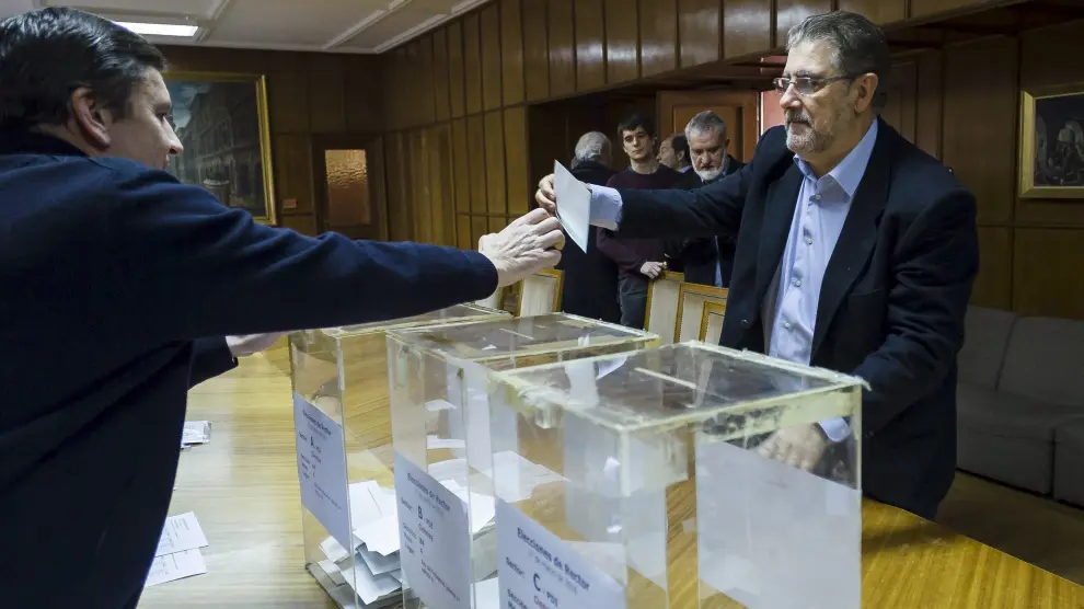 José Antonio Mayoral, único candidato a rector de la UZ, ha depositado este jueves su voto