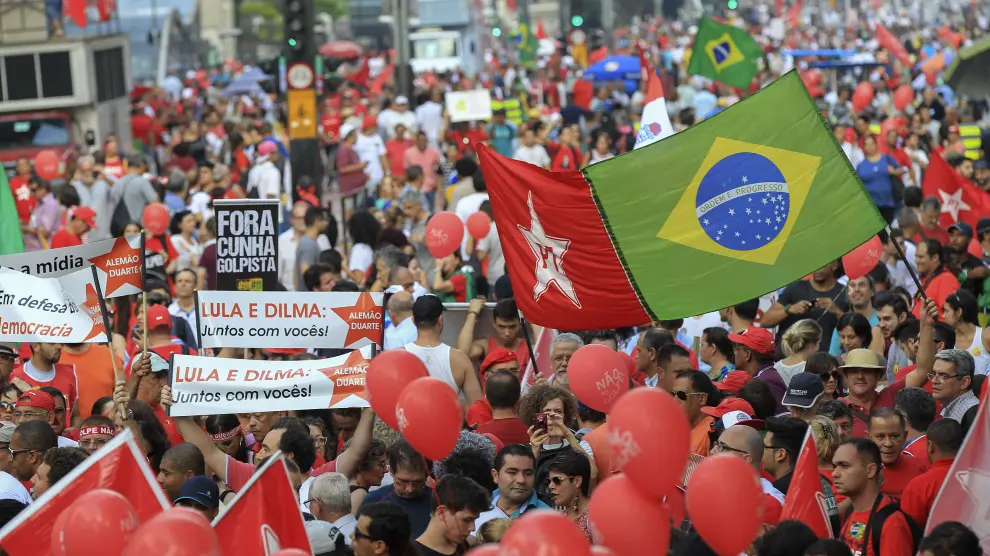 Concentración en Sao Paulo en defensa del Ejecutivo, de Rousseff y de Lula da Silva.