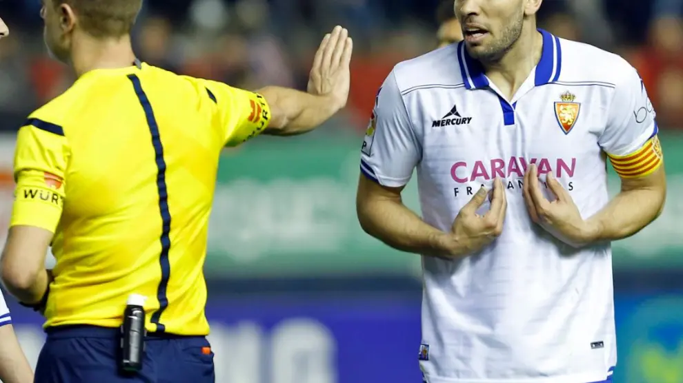 Cabrera, sorprendido, recibe la segunda amarilla de Eiriz Mata que supuso su expulsión en Pamplona hace un mes.