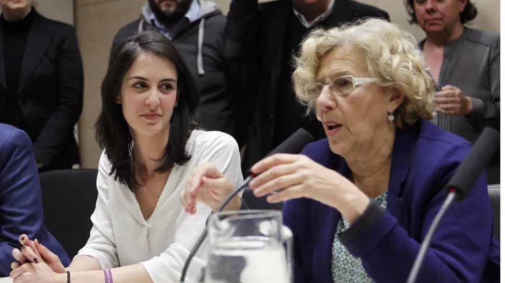 Rita Maestre junto a Manuela Carmena, este viernes durante la rueda de prensa ofrecida tras conocerse su condena.