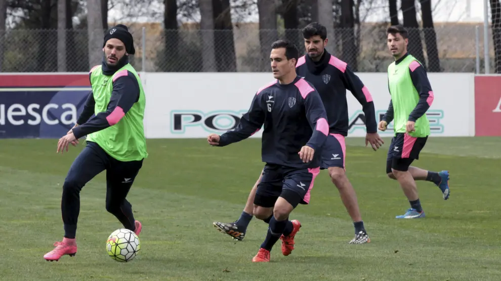 Los jugadores del Huesca, durante un entrenamiento