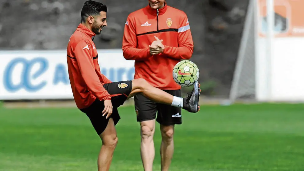 Ángel, junto a Rubén, en las instalaciones de El Mundialito, donde entrenó ayer el Real Zaragoza.