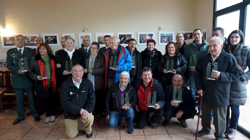 El grupo de pioneros del turismo de la zona que fueron homenajeados en Rodellar.