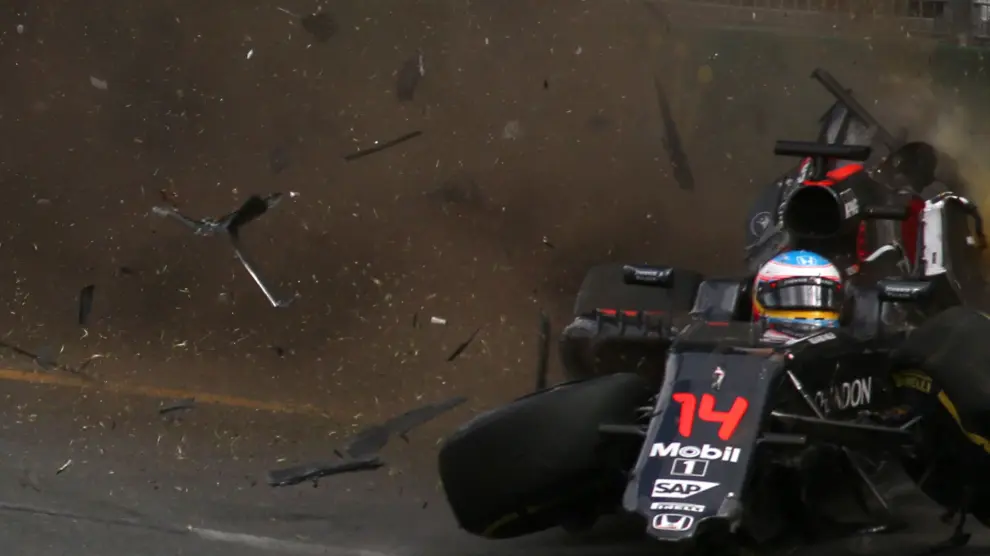 Momento del accidente que ha sufrido Fernando Alonso en Australia.
