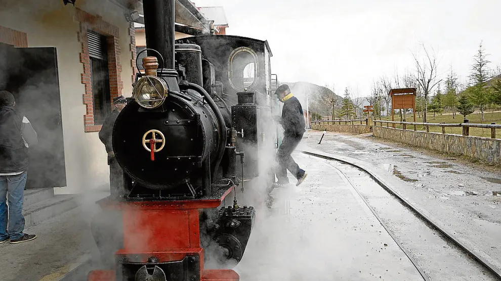 La locomotora centenaria de vapor 'Hulla', la primera que circuló en Utrillas.