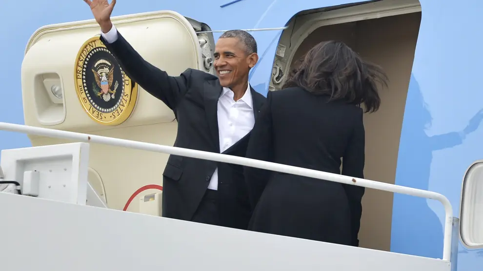 El presidente de EE. UU. Barack Obama embarca junto a la Primera Dama Michelle Obama en el Air Force One