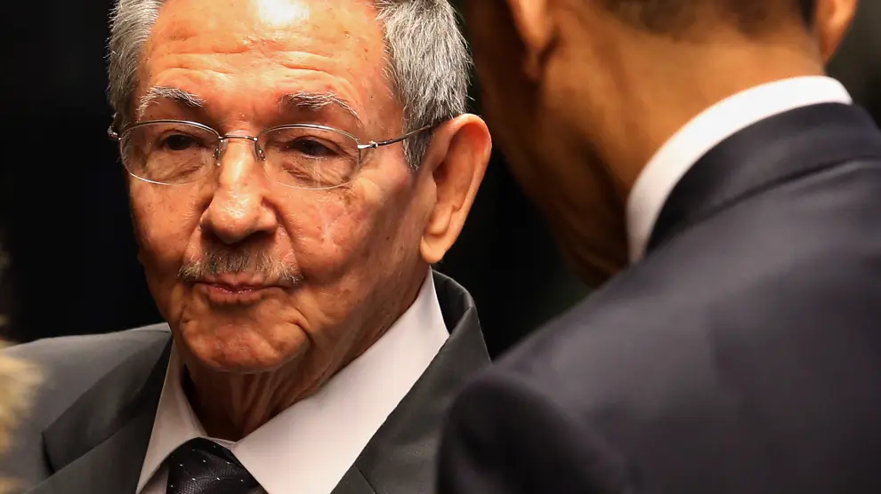 Raúl Castro recibiendo al presidente de Estados Unidos, Barack Obama.