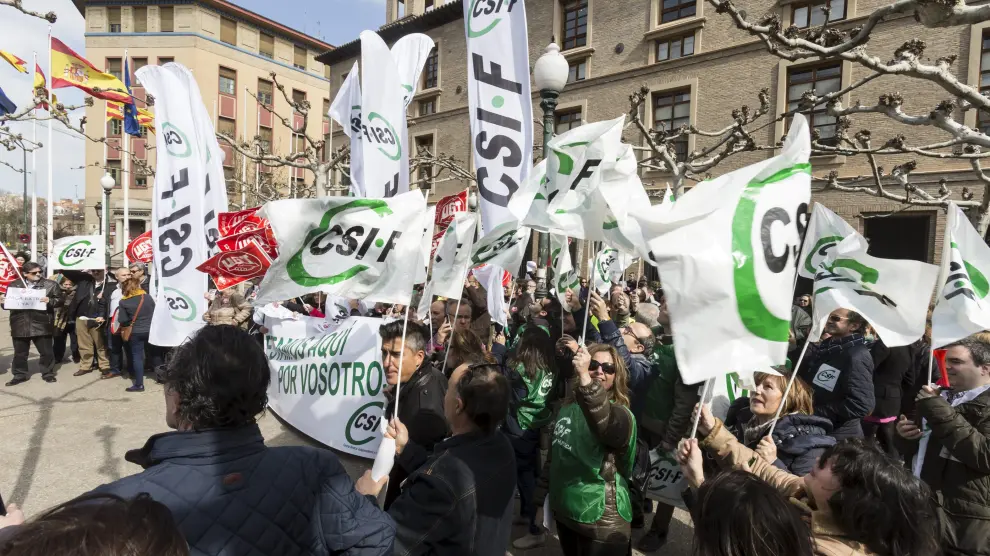 Más de un centenar de sindicalistas han participado en la protesta ante el Pignatelli