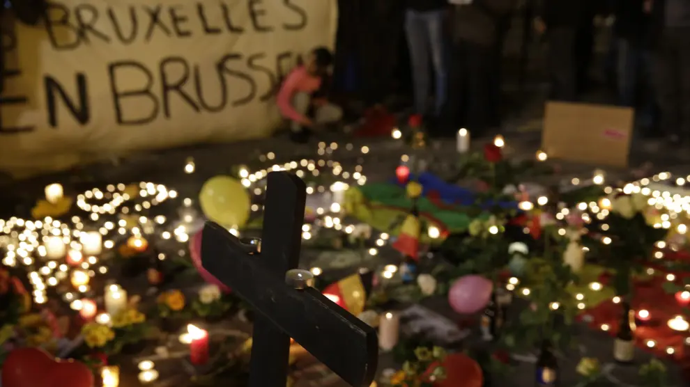 Homenaje a las víctimas, frente al edificio de la Bolsa en Bruselas.