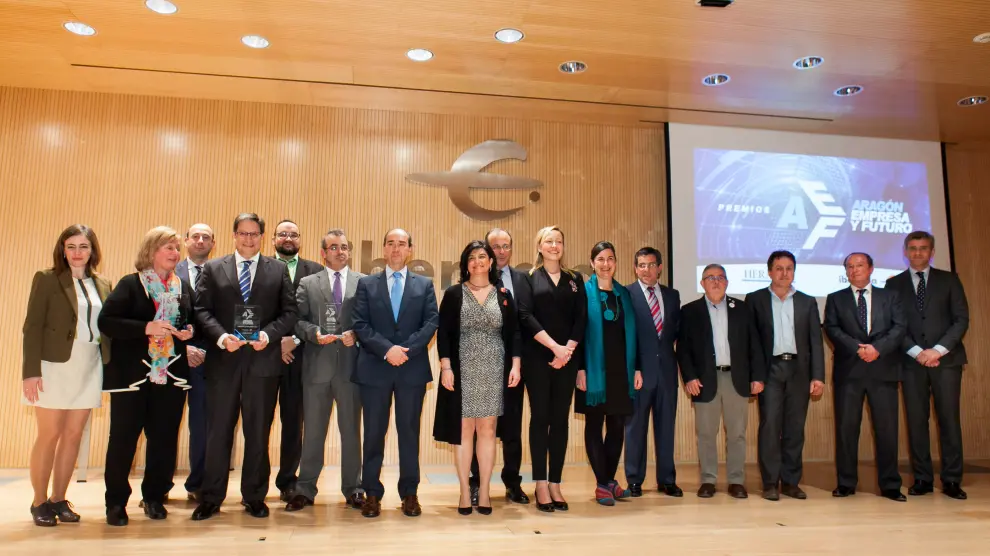 Los premiados, los finalistas y los organizadores de los premios 'Aragón, empresa y futuro' tras la entrega de las distinciones en Ibercaja, ayer en Zaragoza.