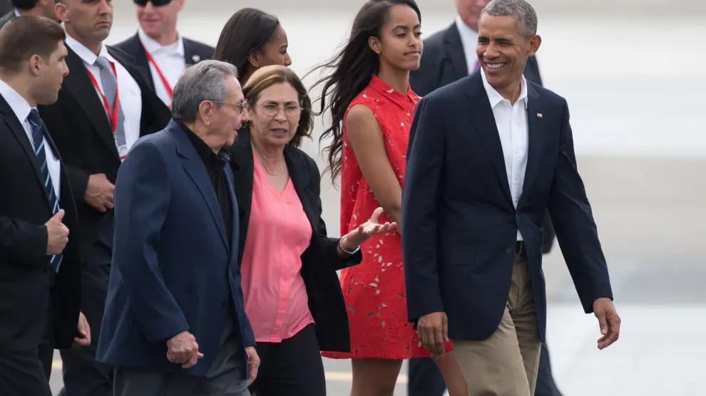 Raúl Castro acude a despedir a Barack Obama y su familia al aeropuerto de La Habana.