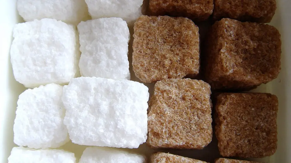 ¿Es más 'natural' el azúcar moreno?